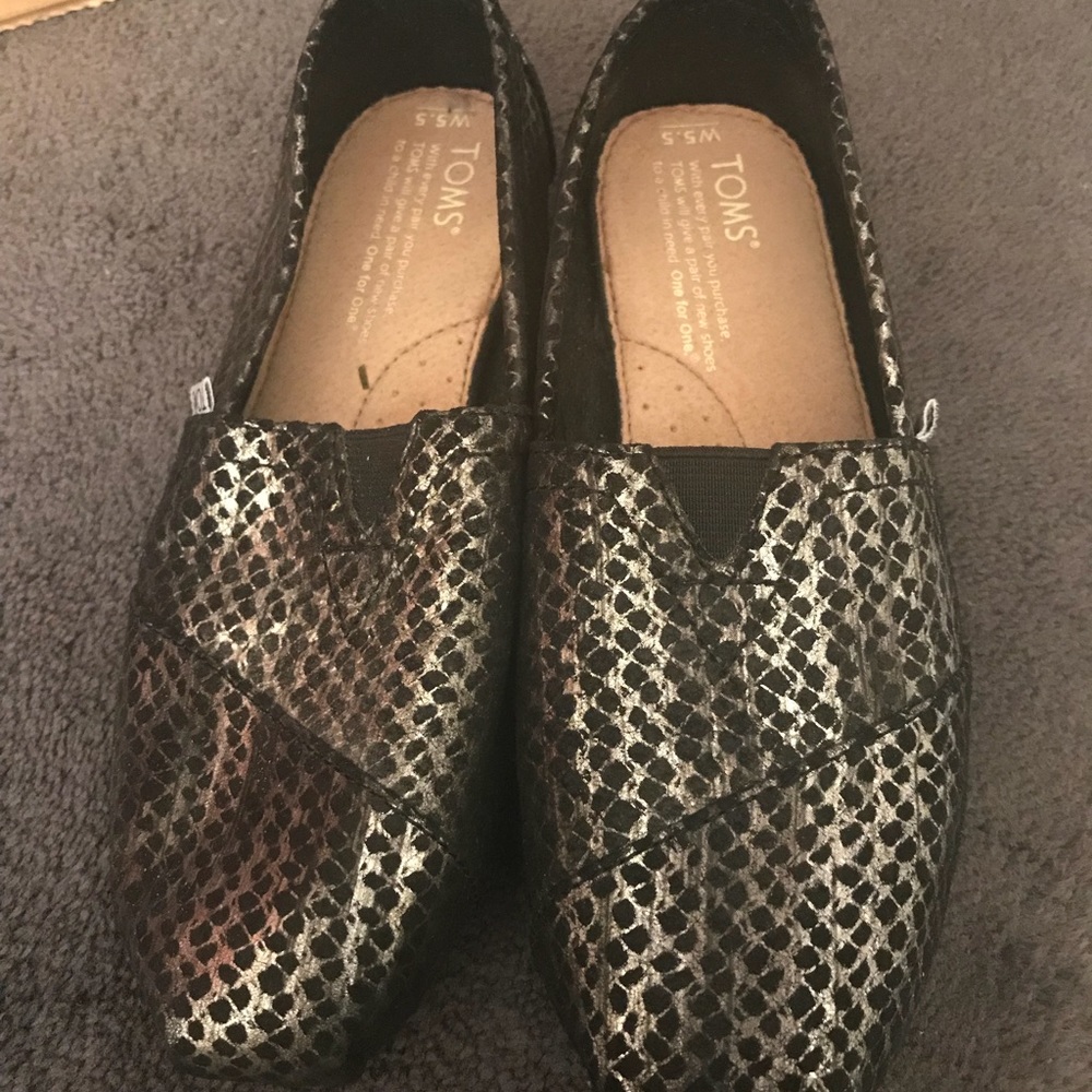 RARE Toms classic Black Metallic Snake flats. EUC